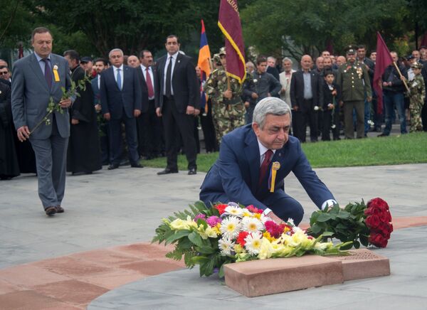 Հայաստանի նախագահը ծաղիկներ է դնում Վազգեն Սարգսյանի արձանին - Sputnik Արմենիա