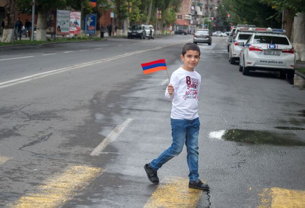 Տղան` Հայաստանի դրոշը ձեռքին Էջմիածնի փողոցներում - Sputnik Արմենիա