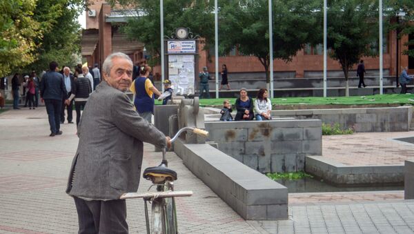Житель Эчмиадзина с велосипедом - Sputnik Արմենիա