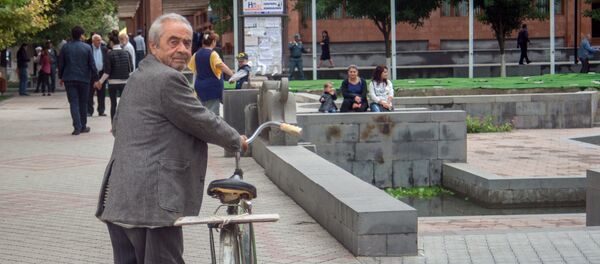 Житель Эчмиадзина с велосипедом - Sputnik Արմենիա