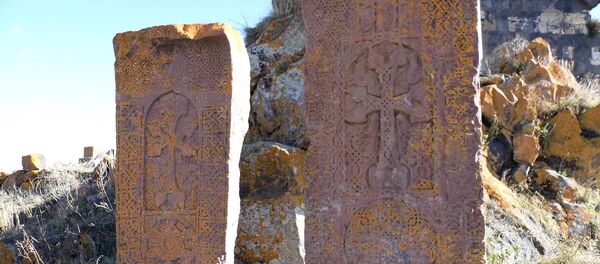 Хачкары у монастырского средоточия Айраванк - Sputnik Армения