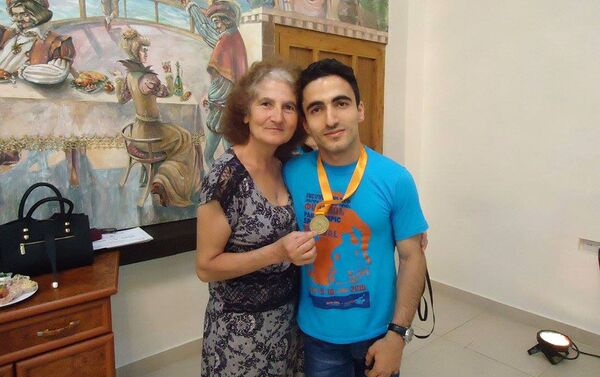 Արթուր Գալստյանը մոր հետ - Sputnik Արմենիա