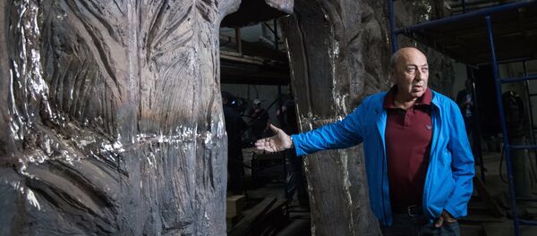 Скульптор Георгий Франгулян возле монумента Стена скорби перед началом его транспортировки к месту установки в Москве - Sputnik Армения