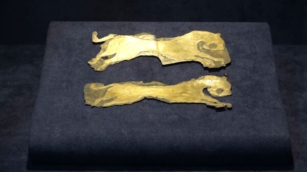 Экспонаты музея Мецамор: Золотые аппликации в форме львов Экспонаты музея Мецамор: Золотые аппликации в форме львов - Sputnik Армения