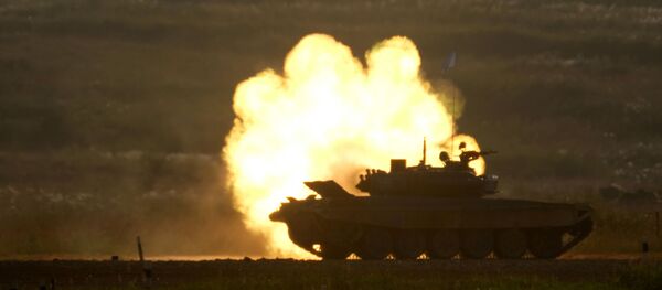 Участник финальной эстафеты соревнований по танковому биатлону Армейских международных Игр-2017 на подмосковном полигоне Алабино - Sputnik Армения