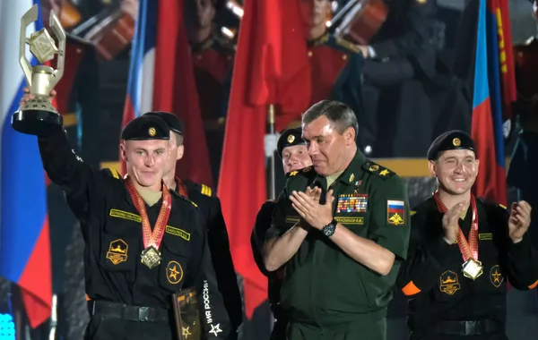 Начальник Генерального штаба Вооруженных сил РФ Валерий Герасимов во время награждения команды армии России, занявшей первое место на соревнованиях по танковому биатлону Армейских международных Игр-2017 Начальник Генерального штаба Вооруженных сил РФ Валерий Герасимов во время награждения команды армии России, занявшей первое место на соревнованиях по танковому биатлону Армейских международных Игр-2017 - Sputnik Армения