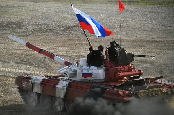 Танк команды армии России в финальной эстафете на соревнованиях по танковому биатлону Армейских международных Игр-2017 на подмосковном полигоне Алабино Танк команды армии России в финальной эстафете на соревнованиях по танковому биатлону Армейских международных Игр-2017 на подмосковном полигоне Алабино - Sputnik Армения