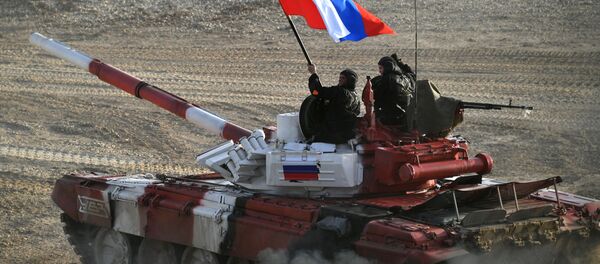 Танк команды армии России в финальной эстафете на соревнованиях по танковому биатлону Армейских международных Игр-2017 на подмосковном полигоне Алабино - Sputnik Армения