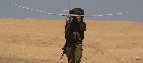 Израильский солдат с израильским беспилотником во время военных учений - Sputnik Армения