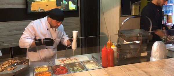 СПУТНИК_Повар из Анапы готовит шаурму за рекордно короткое время СПУТНИК_Повар из Анапы готовит шаурму за рекордно короткое время - Sputnik Արմենիա