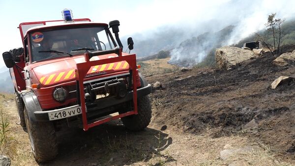 Пожар в Хосровском лесу. Машина МЧС РА - Sputnik Արմենիա