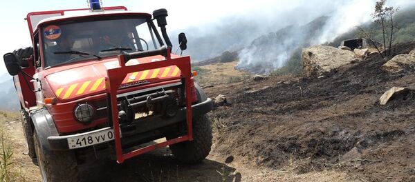Пожар в Хосровском лесу. Машина МЧС РА - Sputnik Արմենիա