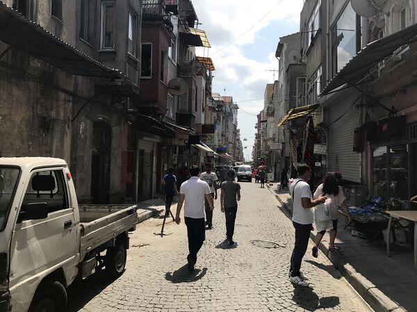 Одна из улиц квартала Кумкапы, населенного преимущественно армянами - Sputnik Армения