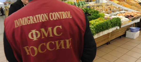 Работник Федеральной миграционной службы РФ - Sputnik Армения