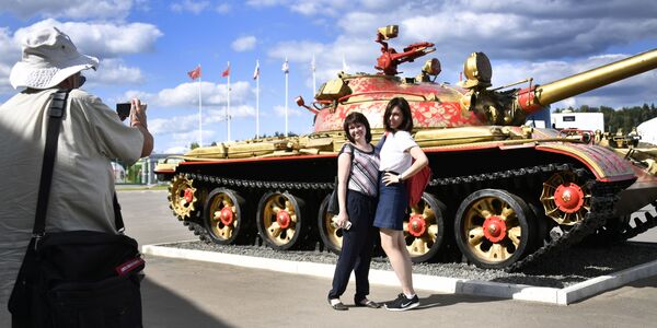 Девушки фотографируются на фоне российского танка Т-62 во время подготовки к открытию Международного военно-технического форума  Армия-2017 - Sputnik Армения