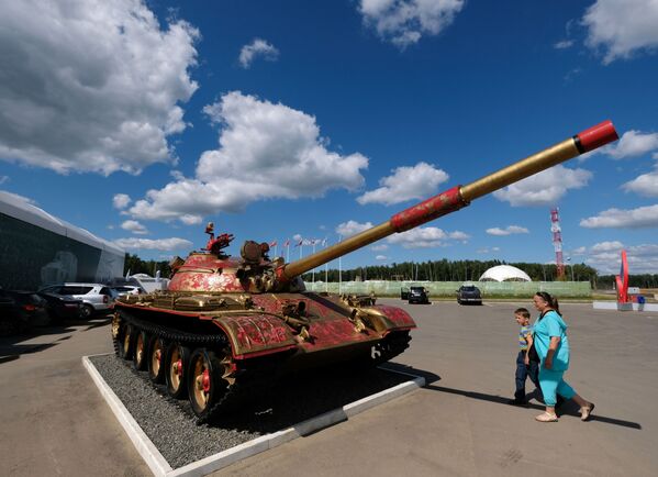 Раскрашенный под хохлому танк Т-62 в Конгрессно-выставочном центре Патриот во время подготовки к открытию Международного военно-технического форума Армия-2017 - Sputnik Армения