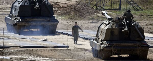 Военнослужащий направляет самоходную гаубицу Мста-С в парке Патриот во время подготовки к Международному военно-техническому форуму Армия-2017 Военнослужащий направляет самоходную гаубицу Мста-С в парке Патриот во время подготовки к Международному военно-техническому форуму Армия-2017 - Sputnik Արմենիա