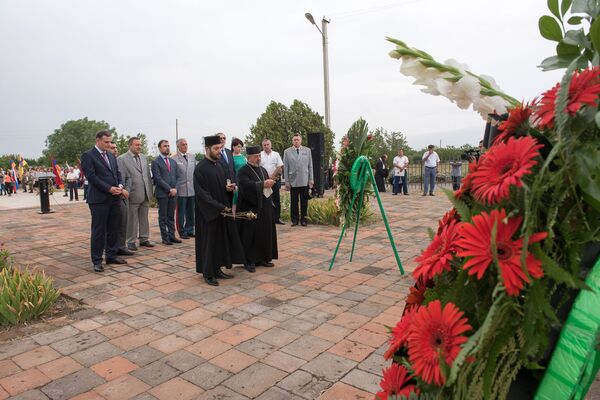 Возложение цветов у памятника «Героям Ошакана»  - Sputnik Армения