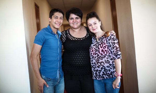 Участники конкурса Ты Супер. Танцы! из Армении Давид Айвазян и Астхик Мхитарян со своей сопровождающей Анаит Казарян - Sputnik Армения