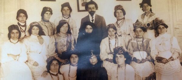 Композитор Армен Тигранян вместе с участниками оперы Ануш Композитор Армен Тигранян вместе с участниками оперы Ануш - Sputnik Արմենիա