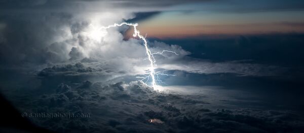 Մոլեգնող տարերքը՝ օդաչուի խցիկից Մոլեգնող տարերքը՝ օդաչուի խցիկից - Sputnik Արմենիա