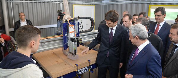 Президент Армении Серж Саргсян на открытии технологической мастерской Фаблаб в школе Айб Президент Армении Серж Саргсян на открытии технологической мастерской Фаблаб в школе Айб - Sputnik Արմենիա