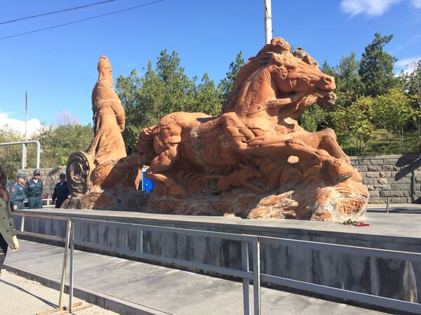 Скульптура Царя Аргишти на колеснице близ музея-заповедника Эребуни Скульптура Царя Аргишти на колеснице близ музея-заповедника Эребуни - Sputnik Արմենիա