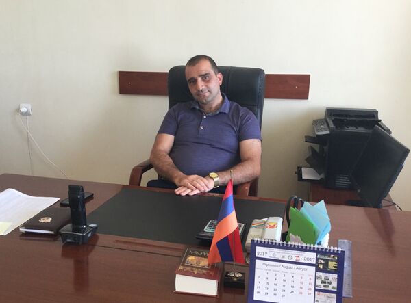 Директор старшей школы N3 в Гюмри Карен Дарбинян Директор старшей школы N3 в Гюмри Карен Дарбинян - Sputnik Արմենիա