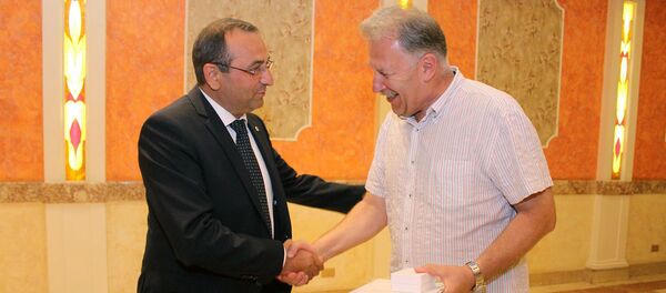 Министр охраны природы РА Арцвик Минасян наградил экипаж российского самолета МЧС РФ Ил-76, за помощь в тушении пожара в Хосровском лесу Министр охраны природы РА Арцвик Минасян наградил экипаж российского самолета МЧС РФ Ил-76, за помощь в тушении пожара в Хосровском лесу - Sputnik Արմենիա