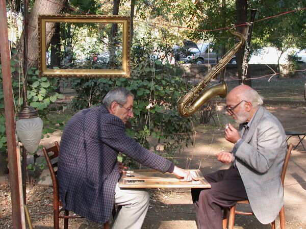 Пожилые люди за игрой в нарды - Sputnik Արմենիա