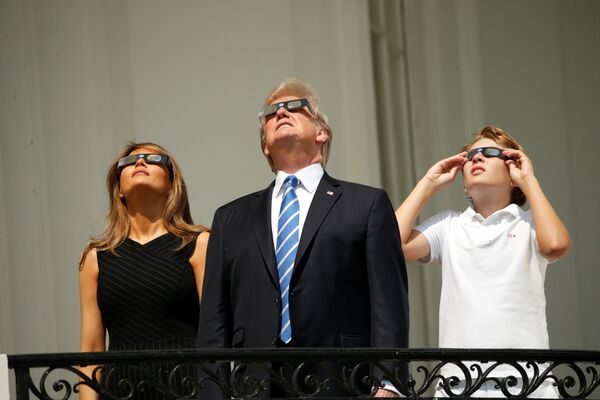 ԱՄՆ նախագահ Դոնալդ Թրամփը, ԱՄՆ առաջին տիկին Մելանյա Թրամփն ու նրանց որդին` Բերոն Թրամփը, ևս հետևում էին արևի խավարման պրոցեսին։ - Sputnik Արմենիա