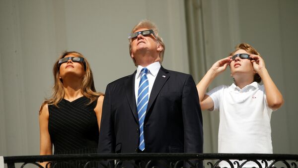 Президент США Дональд Трамп, Первая леди США Меланья Трамп и их сын Бэррон Трамп наблюдают полное солнечное затмение в США - Sputnik Армения