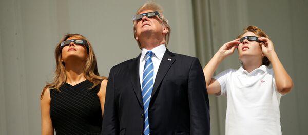 Президент США Дональд Трамп, Первая леди США Меланья Трамп и их сын Бэррон Трамп наблюдают полное солнечное затмение в США - Sputnik Армения