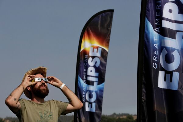 Майк Суса наблюдает за солнечным затмением в Мадрасе, Штат Орегон - Sputnik Армения
