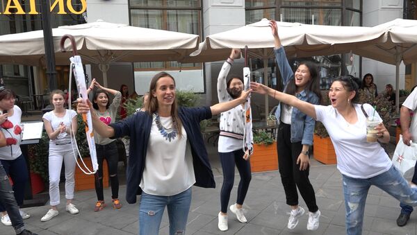Участники шоу Ты супер! Танцы поборолись за зонты Sputnik в шуточном состязании - Sputnik Армения