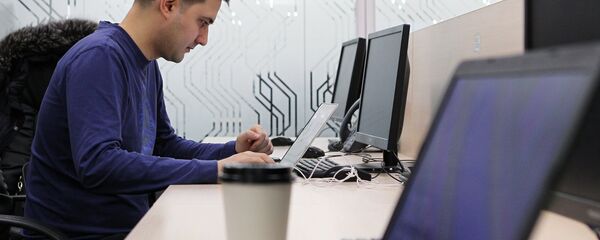 Мужчина в кабинете бизнес-инкубатора в технопарке в сфере высоких технологий - Sputnik Армения