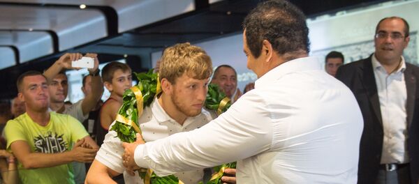 Армянских триумфаторов ЧМ по борьбе встречают в аэропорту Звартноц Армянских триумфаторов ЧМ по борьбе встречают в аэропорту Звартноц - Sputnik Армения