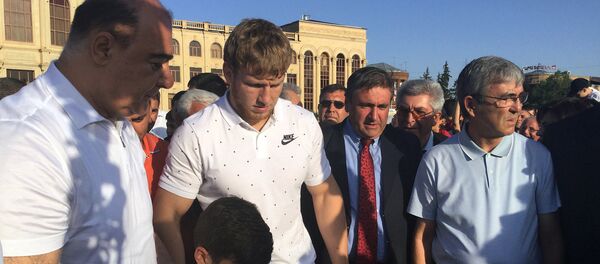 Артура Алексаняна с почестями встретили в Гюмри - Sputnik Армения