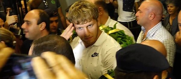 Поклонники в Ереване тепло приветствовали сборную Армении по борьбе Поклонники в Ереване тепло приветствовали сборную Армении по борьбе - Sputnik Армения