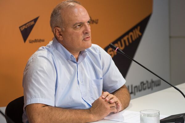 Видеомост по итогам встречи президентов Армении и России. Виген Акопян Видеомост по итогам встречи президентов Армении и России. Виген Акопян - Sputnik Արմենիա