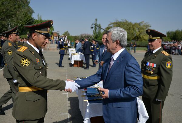Серж Саргсян принял участие в торжественном выпускном мероприятии выпускников военных учебных заведений 2016-2017 учебного года - Sputnik Армения