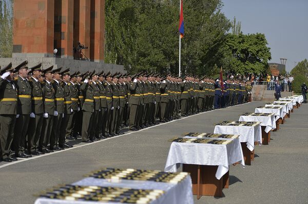 Серж Саргсян принял участие в торжественном выпускном мероприятии выпускников военных учебных заведений 2016-2017 учебного года - Sputnik Армения