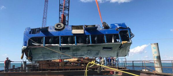 СПУТНИК_Автобус с рабочими упал в море на Кубани. Съемка с места ЧП - Sputnik Армения