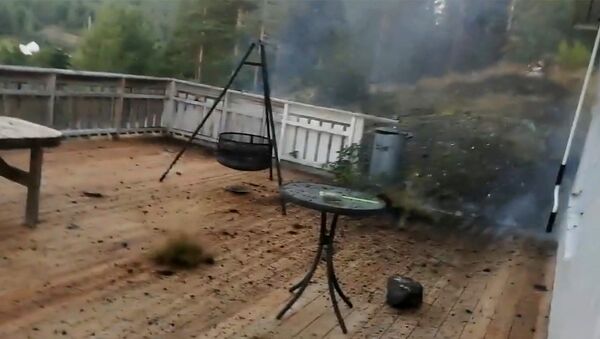 Житель Норвегии снял на видео момент, как молния ударила в террасу на заднем дворике дома - Sputnik Արմենիա