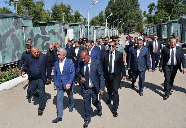 Серж Саргсян в Гегаркуникском марзе посетил учебно-спортивный рекреационный комплекс Союза добровольцев Еркрапа Юный Еркрапа Серж Саргсян в Гегаркуникском марзе посетил учебно-спортивный рекреационный комплекс Союза добровольцев Еркрапа Юный Еркрапа - Sputnik Արմենիա