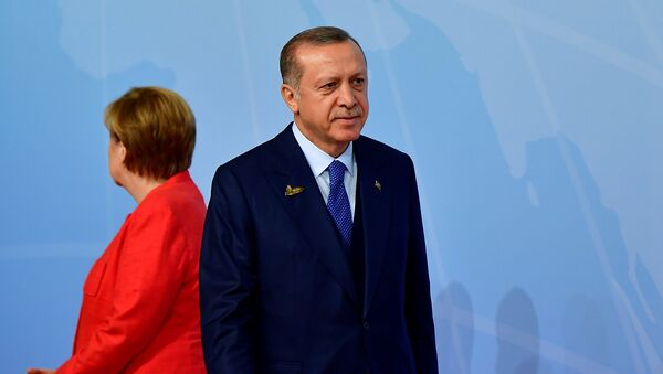 Президент Турции Реджеп Тайип Эрдоган и канцлер Германии Ангела Меркель (стоит спиной) - Sputnik Армения