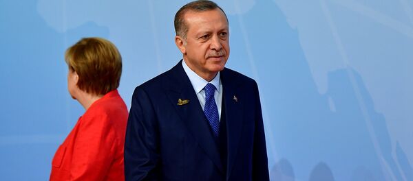 Президент Турции Реджеп Тайип Эрдоган и канцлер Германии Ангела Меркель (стоит спиной) Президент Турции Реджеп Тайип Эрдоган и канцлер Германии Ангела Меркель (стоит спиной) - Sputnik Армения