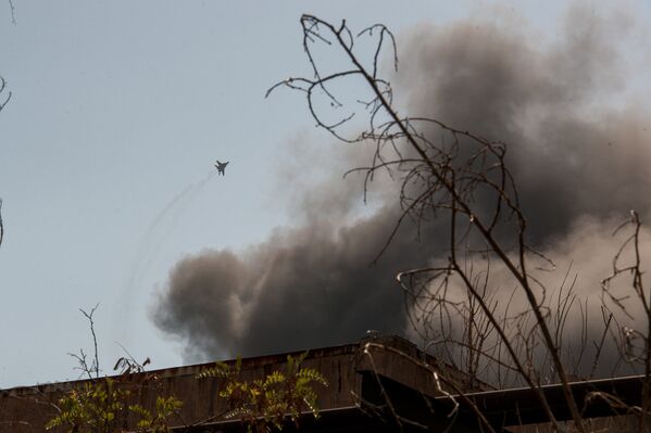 Пожар на заводе Наирит. Самолет МИГ в небе - Sputnik Армения
