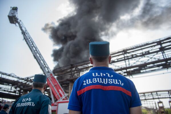 Пожар на заводе Наирит. Сотрудники МЧС РА - Sputnik Армения