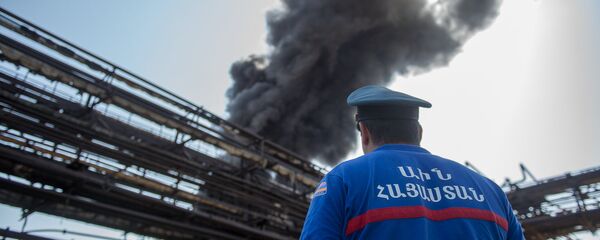 Пожар на заводе Наирит. Сотрудник МЧС РА Пожар на заводе Наирит. Сотрудник МЧС РА - Sputnik Армения